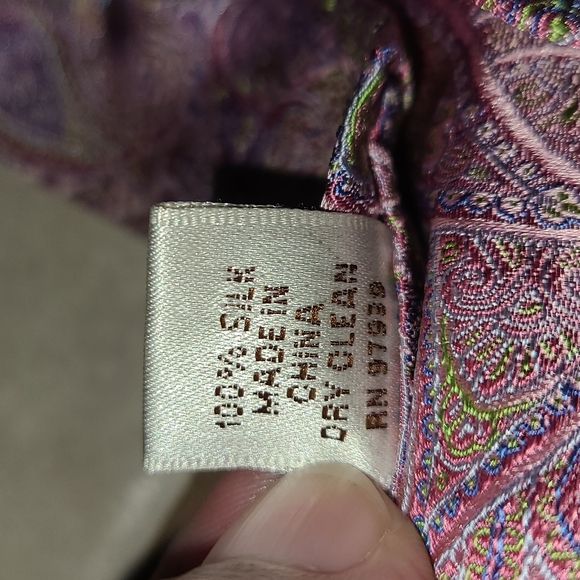 Peter Millar Purple Pink Paisley 100% Silk Tie - Picture 6 of 6